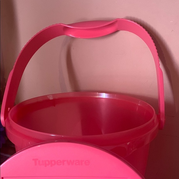 Vibrant Pink Plastic Bucket with Handle - Picture 3 of 7